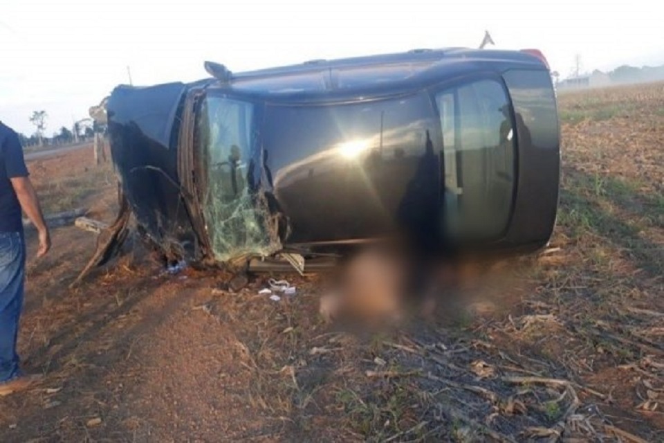 Motorista morre após capotamento de Corolla em rodovia