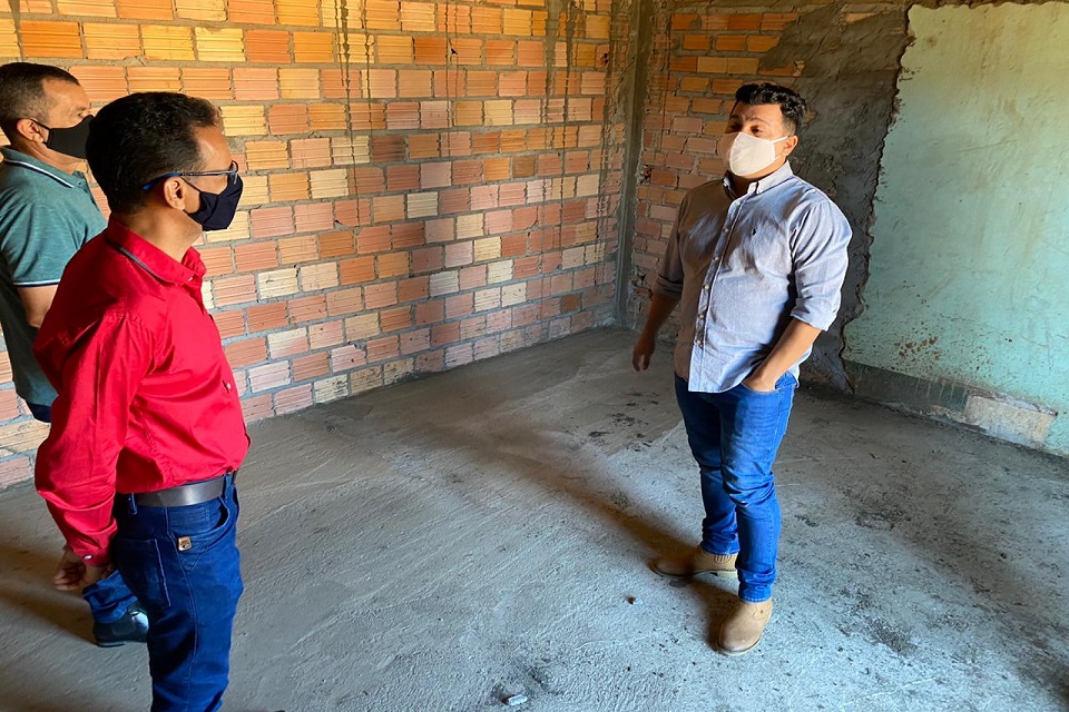 Deputado Marcelo Cruz visita construção de fábrica de gelo em Ji-Paraná