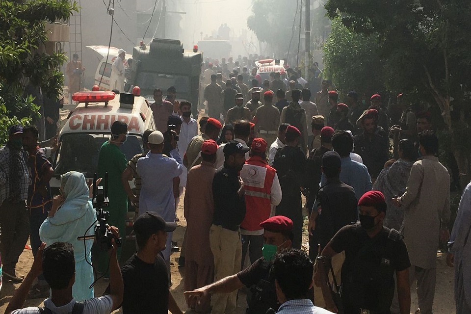 Internacional Avião com mais de 100 pessoas a bordo cai no Sul do Paquistão