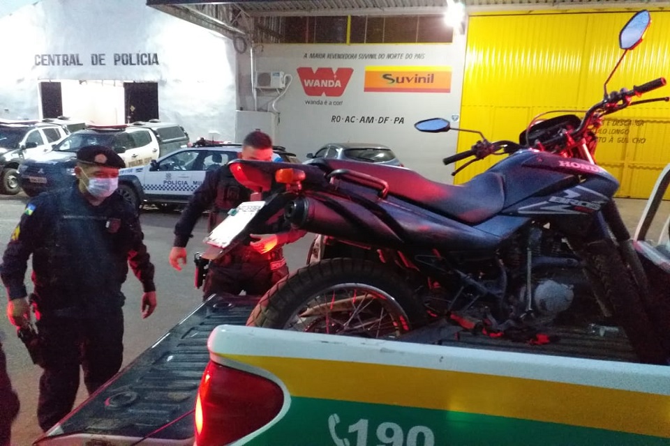 Homem é preso com moto clonada após polícia receber denúncia