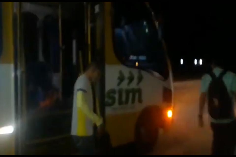 Bandidos colocam fogo em ônibus coletivo e filmam ação, em Porto Velho