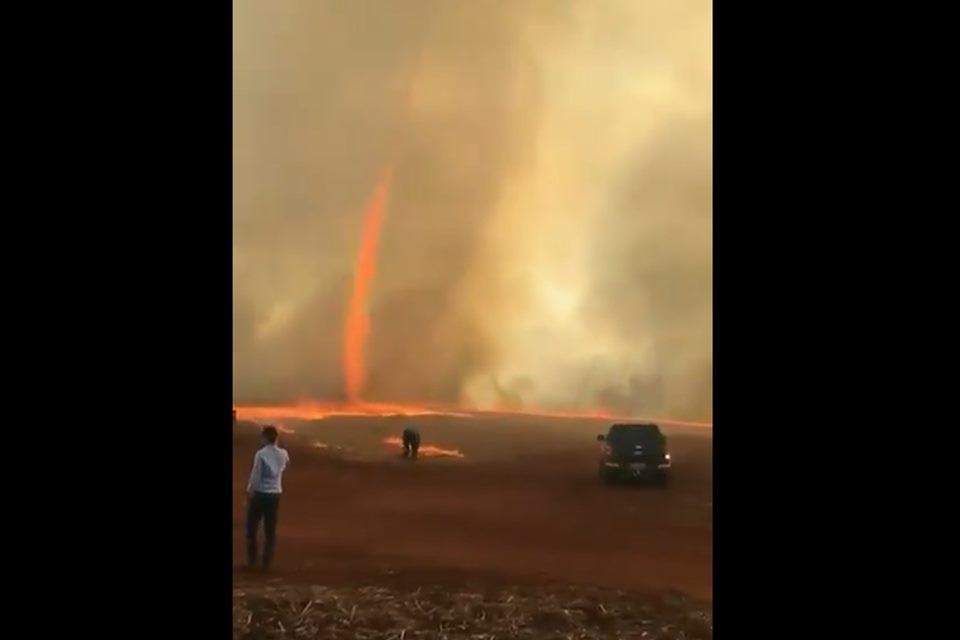 Vídeo: Câmeras registram a formação de um redemoinho de fogo