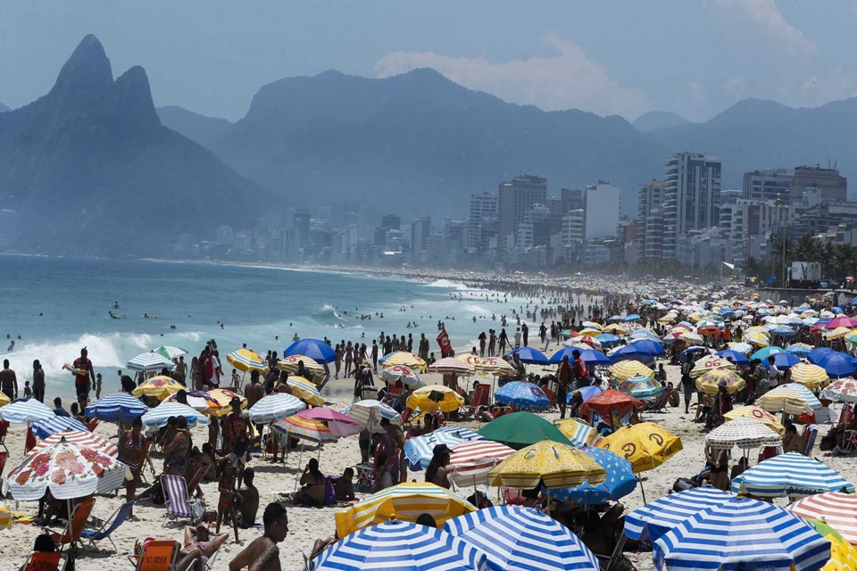 Cerca de 450 policiais vão reforçar patrulhamento nas praias do Rio