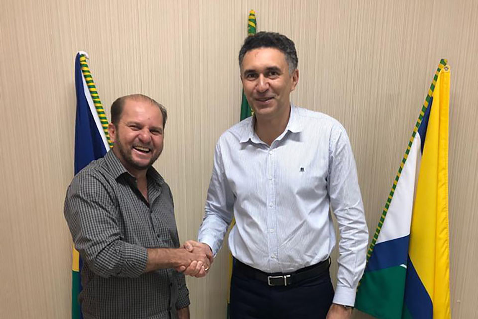 Em Pimenta Bueno, Cirone Deiró confirma reinício das obras de uma creche e reafirma parceria com o prefeito Aurismar Araújo