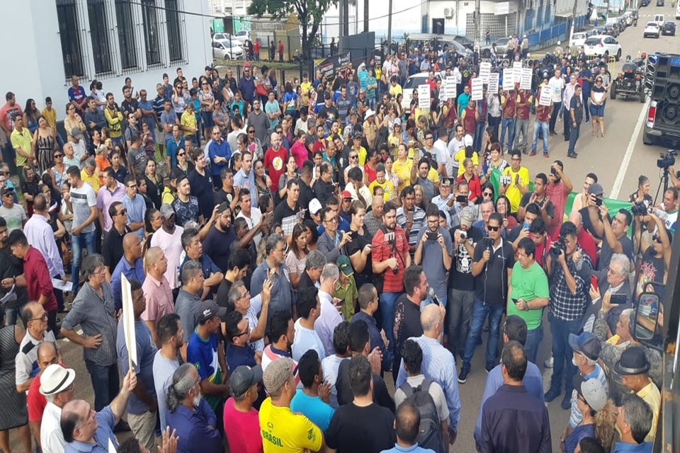População vai às ruas protestar contra reajuste abusivo da conta de energia em Rondônia