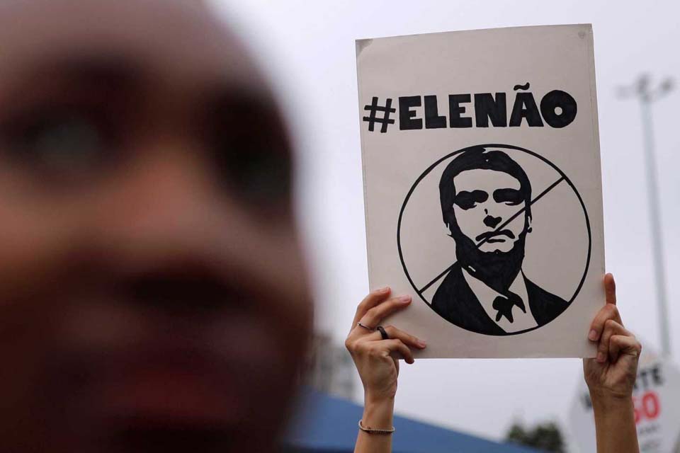 Professora causa polêmica ao passar redação sobre movimento #EleNão