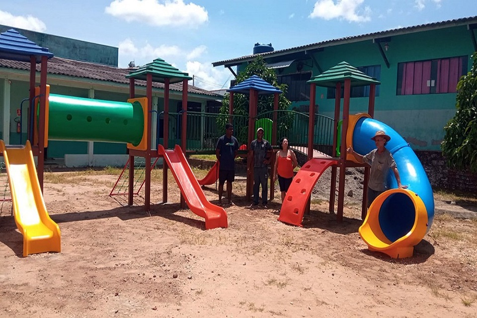 Recursos liberados pelo deputado Luizinho Goebel garantem aquisição de parques infantis para escolas de Chupinguaia