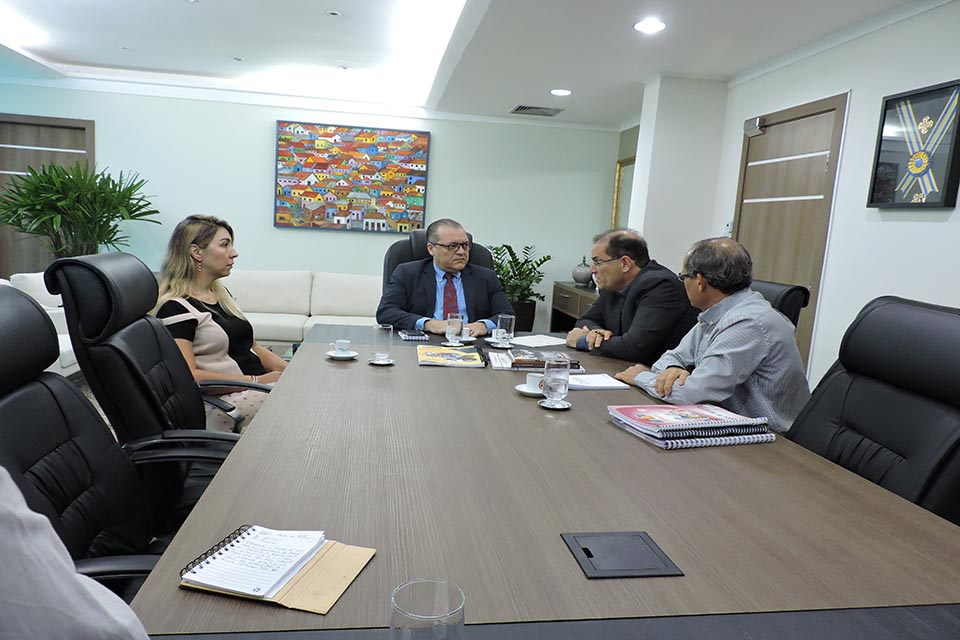 Procurador-Geral de Justiça se reúne com superintendente do Sebrae para tratar de projeto na área de educação