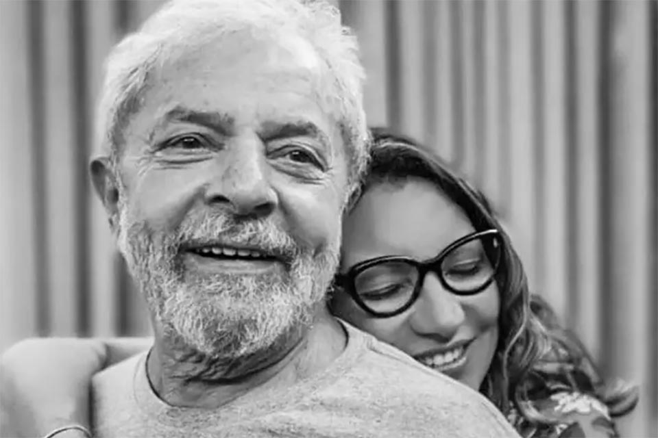 “O amor venceu” declara namorada de Lula em post romântico