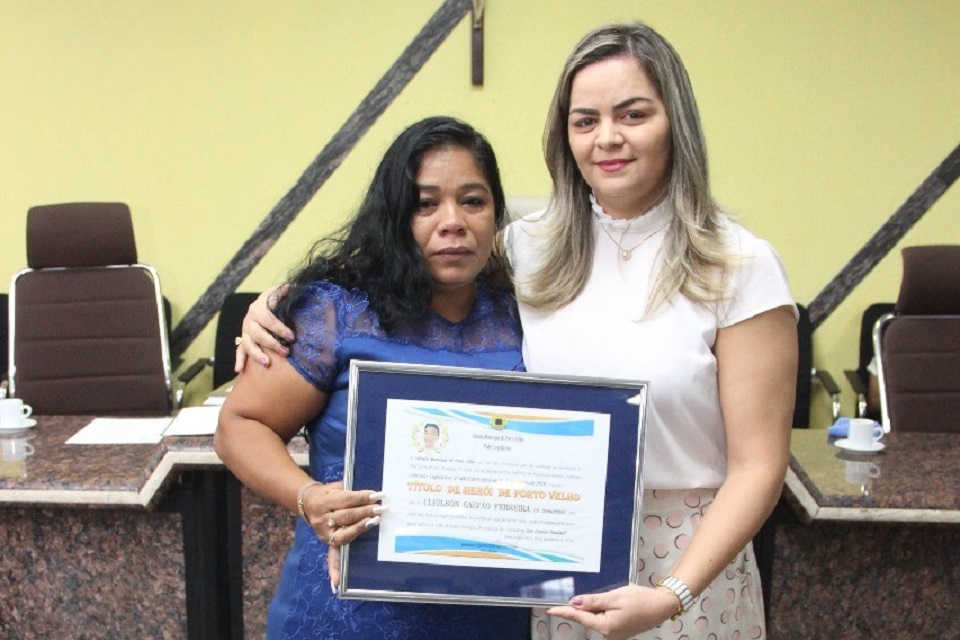 Vereadora Ada Dantas entrega título à mãe de jovem que morreu para salvar vida de criança