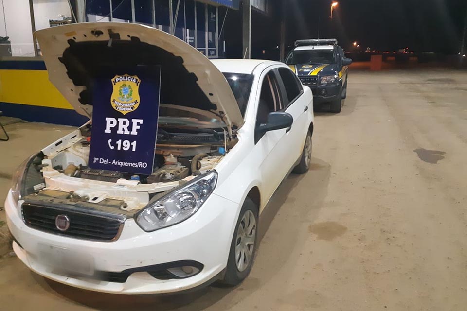 PRF prende mulher e recupera carro clonado em Ariquemes