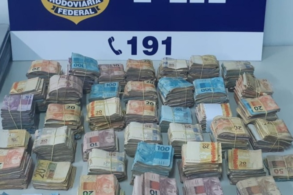 PRF apreende quase duzentos mil reais em espécie, em Vilhena
