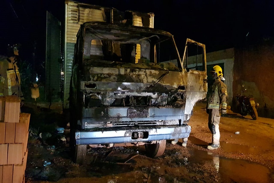 Incêndio criminoso destrói caminhão nessa madrugada no bairro Lagoa na capital