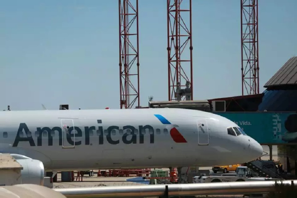 Mulher confessa que fingiu passar mal e força avião a voltar ao aeroporto na esperança de conseguir um assento melhor