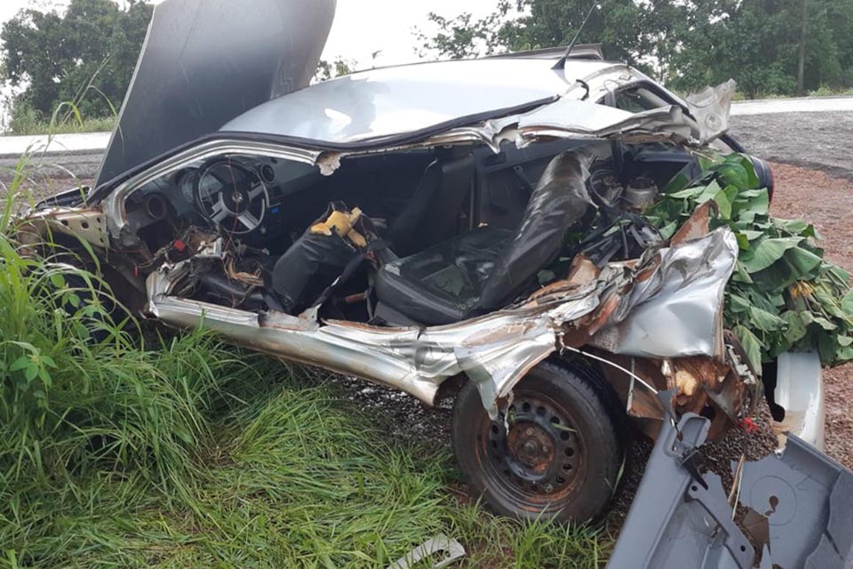 Acidente entre carro e carreta deixa uma mulher morta na BR-364, em Rondônia