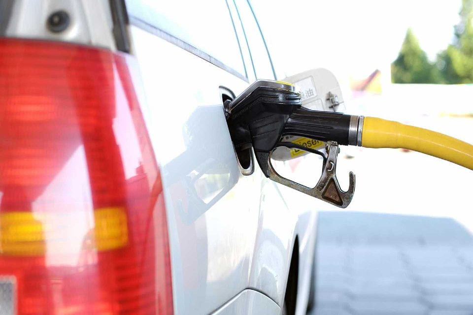 Petrobras reduz para R$ 1,6958 preço médio da gasolina nesta sexta