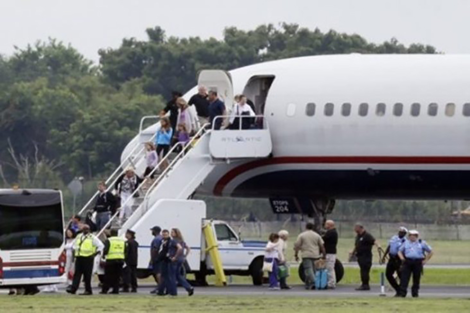 Mau cheiro nas partes íntimas de passageira obriga avião fazer pouso de emergência