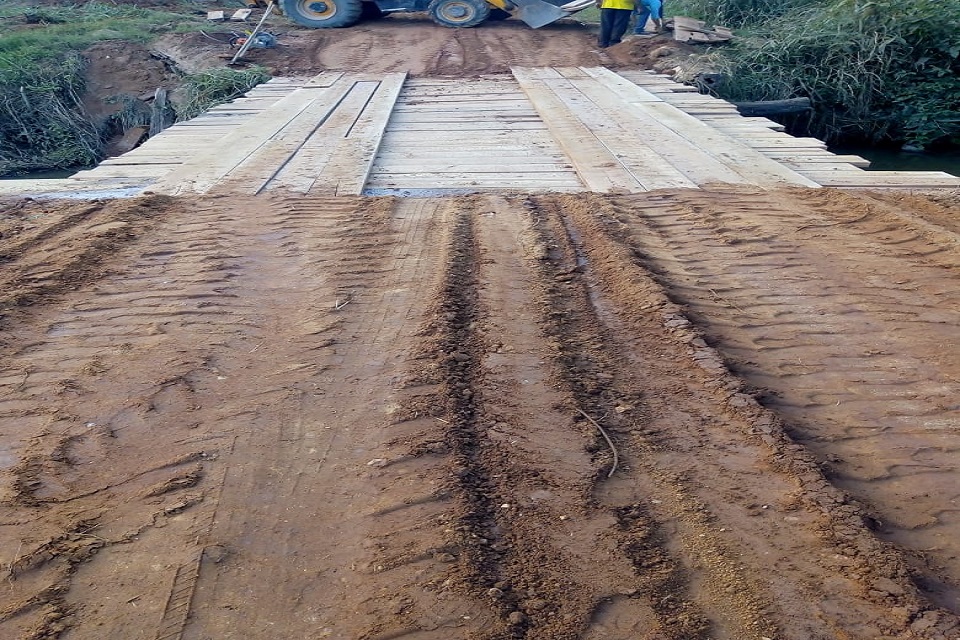Prefeitura de Rolim de Moura reconstrói ponte de madeira na linha 188 sul
