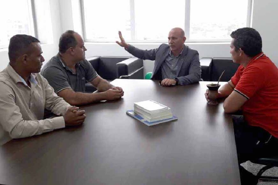 Deputado Ezequiel Neiva garante emenda parlamentar para a compra de trator e implementos agrícolas ao distrito de Triunfo