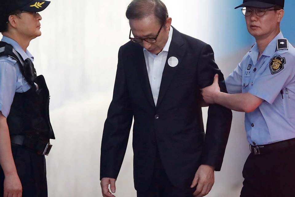 Ex-presidente da Coreia do Sul é condenado a 15 anos de prisão