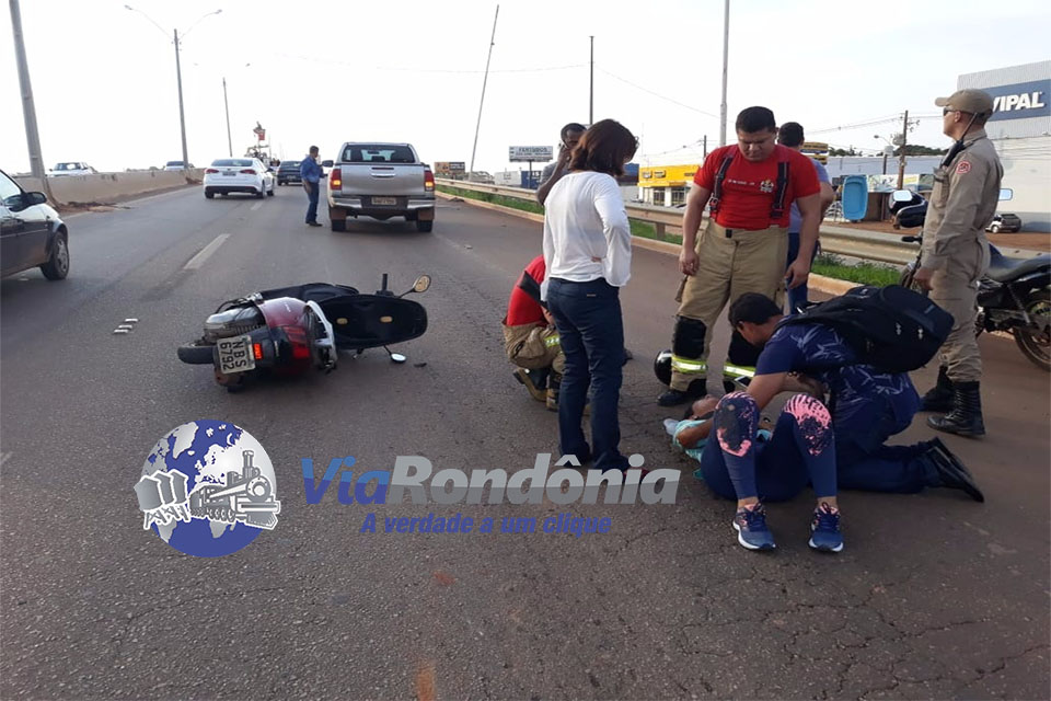 Acadêmica fica lesionada após bater moto na traseira de caminhonete e cima do viaduto