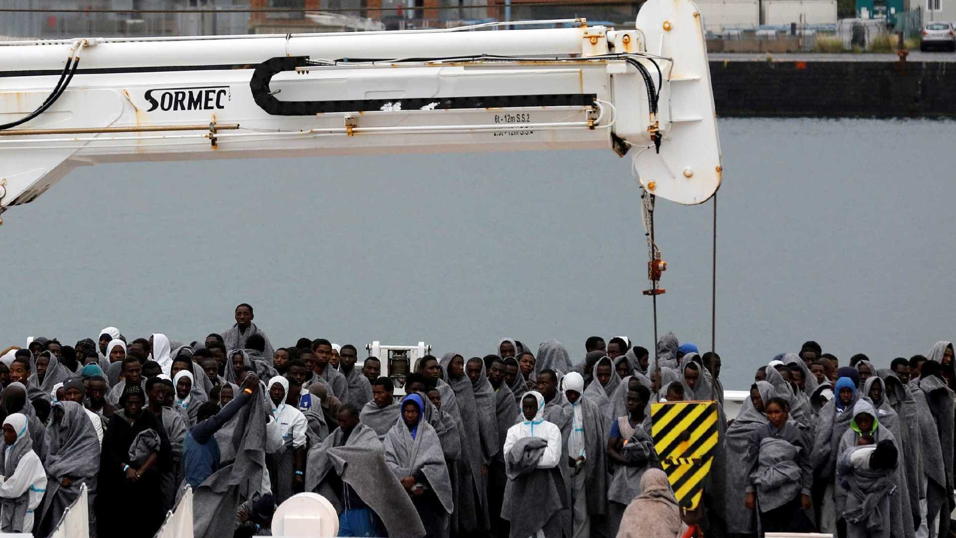 Italianos se atiram no mar para salvar migrantes