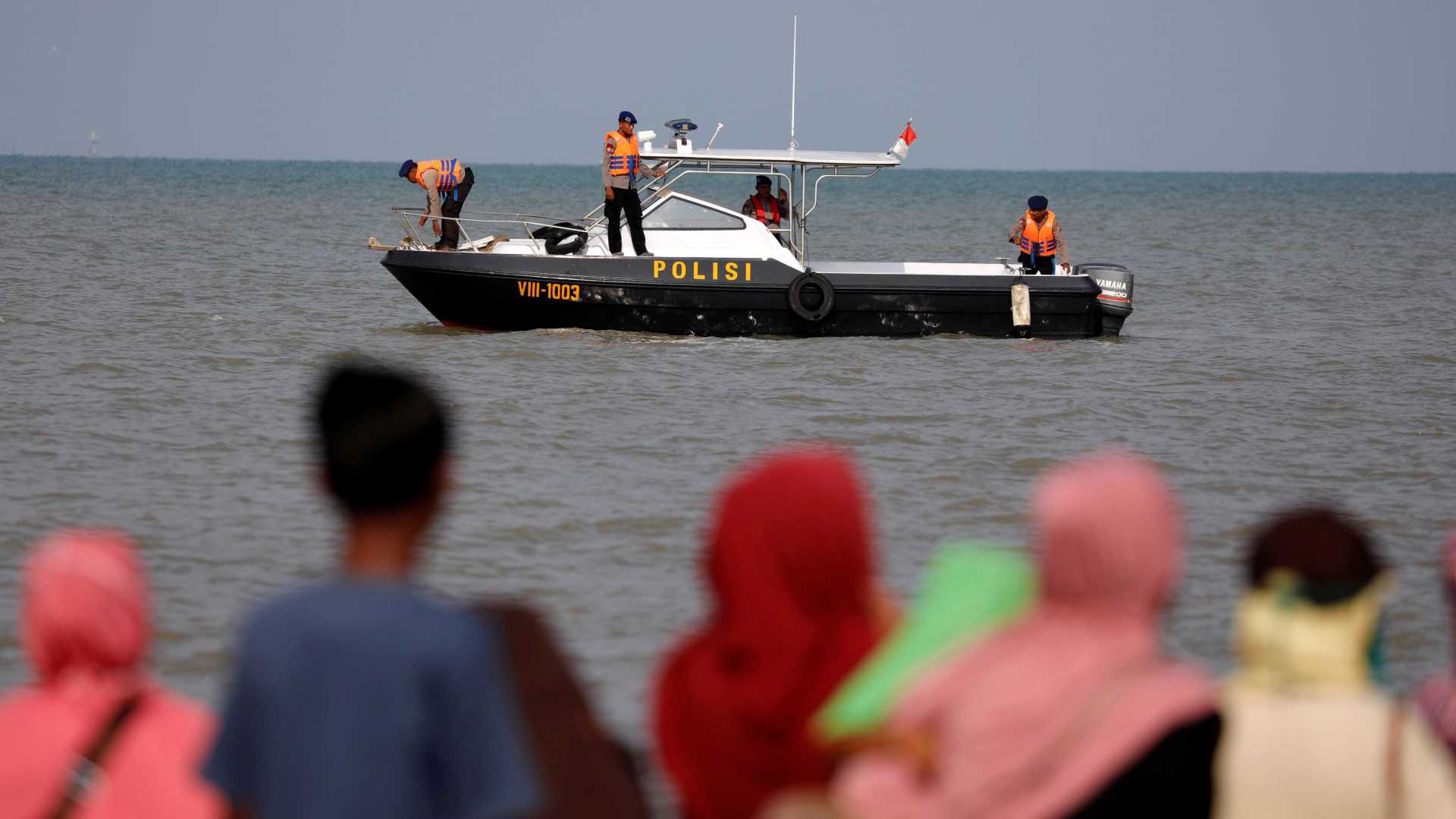 Restos mortais de passageiros são encontrados no mar na Indonésia