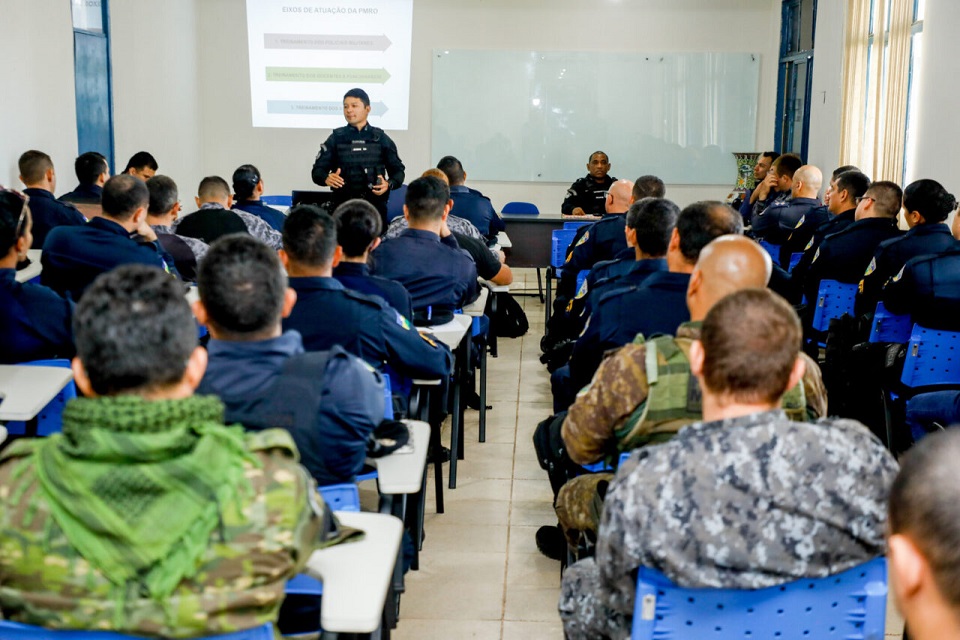 Policiais militares participam de treinamento para reforçar protocolo de ações em ocorrências nas escolas