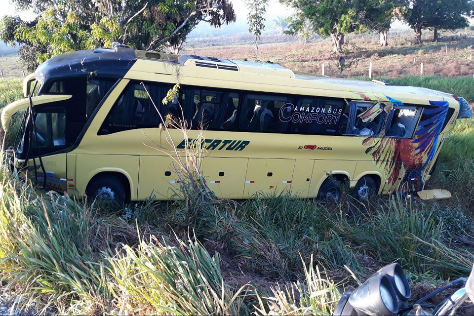 Ônibus com 30 passageiros capota em ribanceira da BR-364 em Rondônia