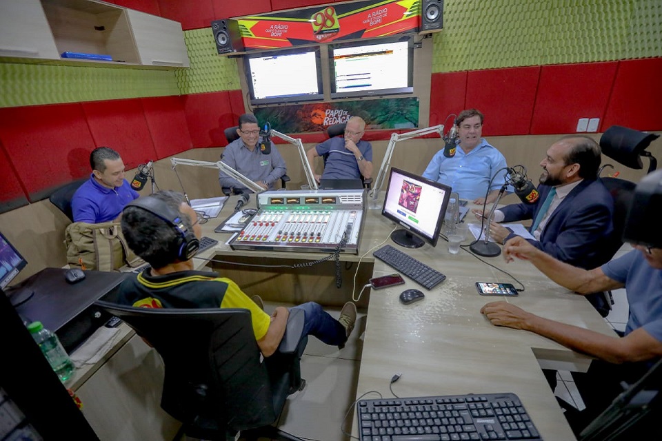 Presidente Laerte Gomes defende retirada de vacinação aftosa e faz balanço durante entrevista à rádio