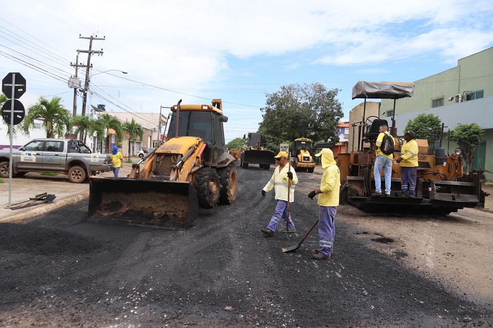 Prefeitura realiza tapa buraco, recapeamento e encascalhamento em diversas ruas da capital