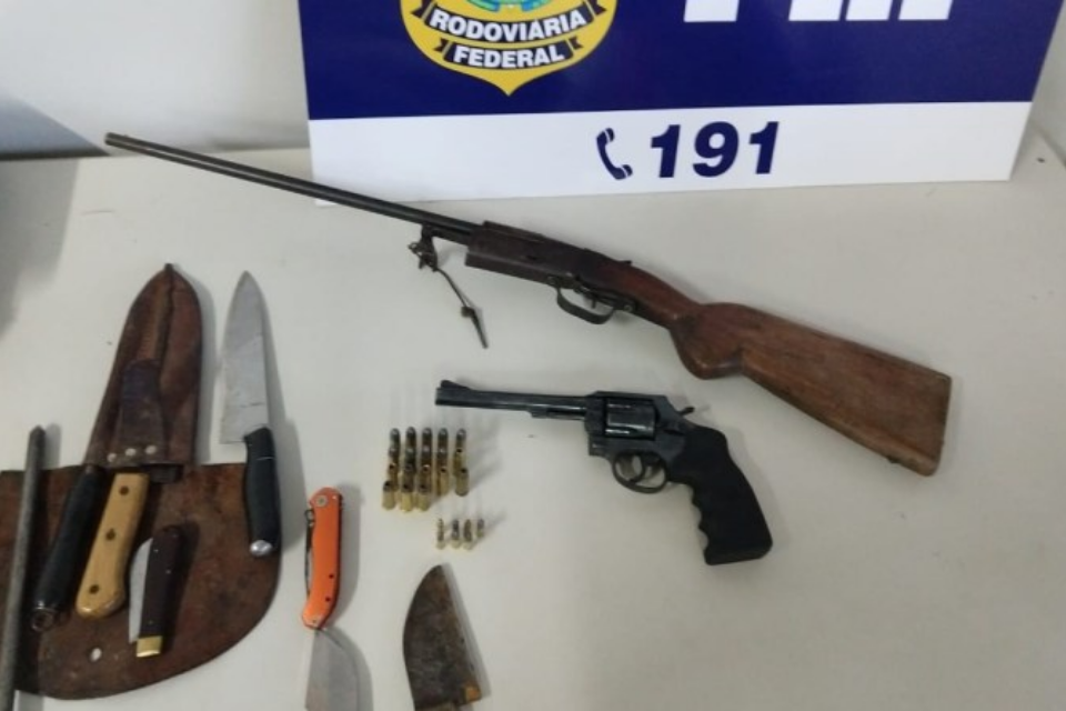 Trio de caçadores é preso pela PRF com 2 armas de fogo e várias facas em Vilhena