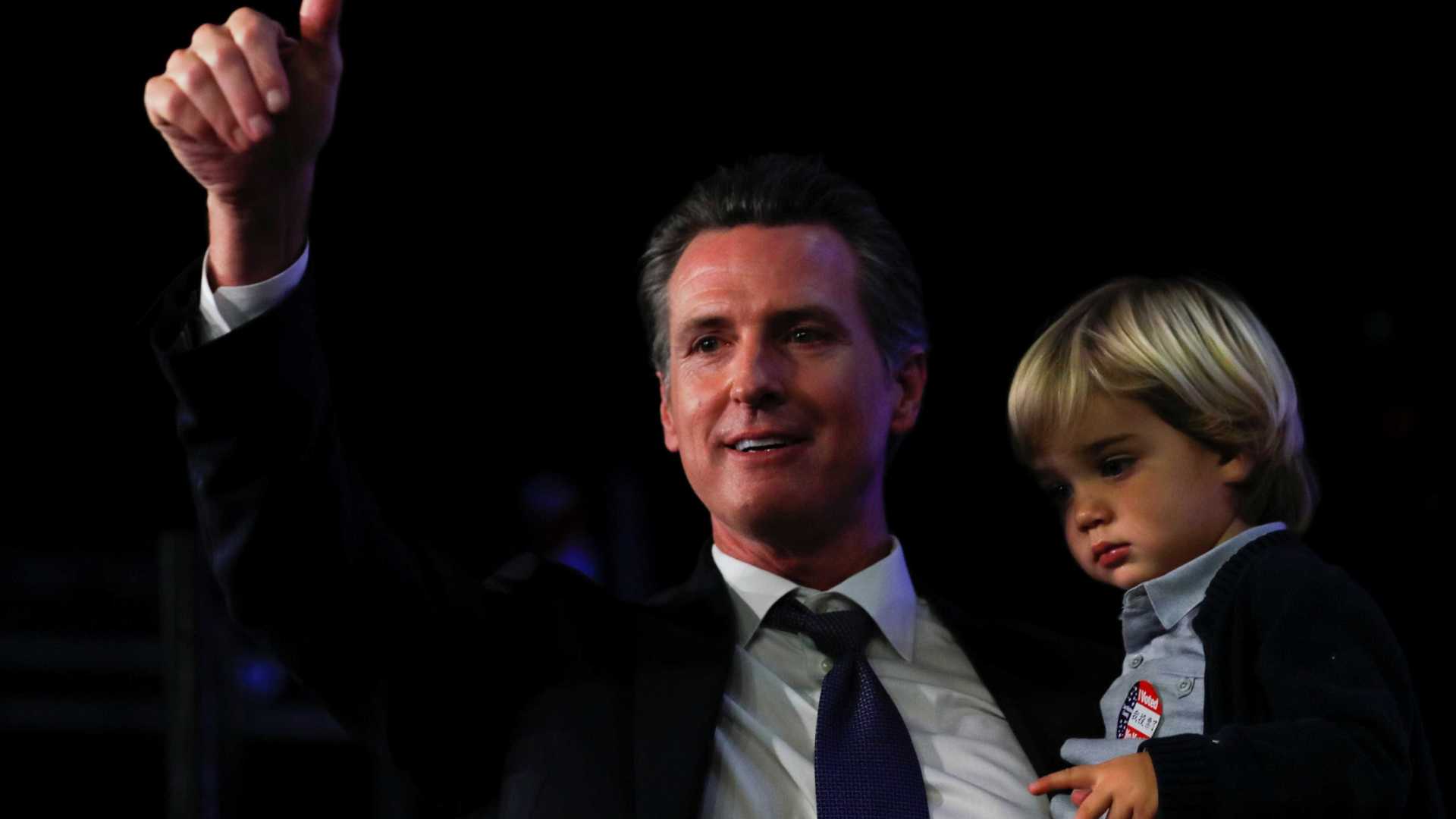 Filho do governador da Califórnia rouba a cena durante discurso do pai