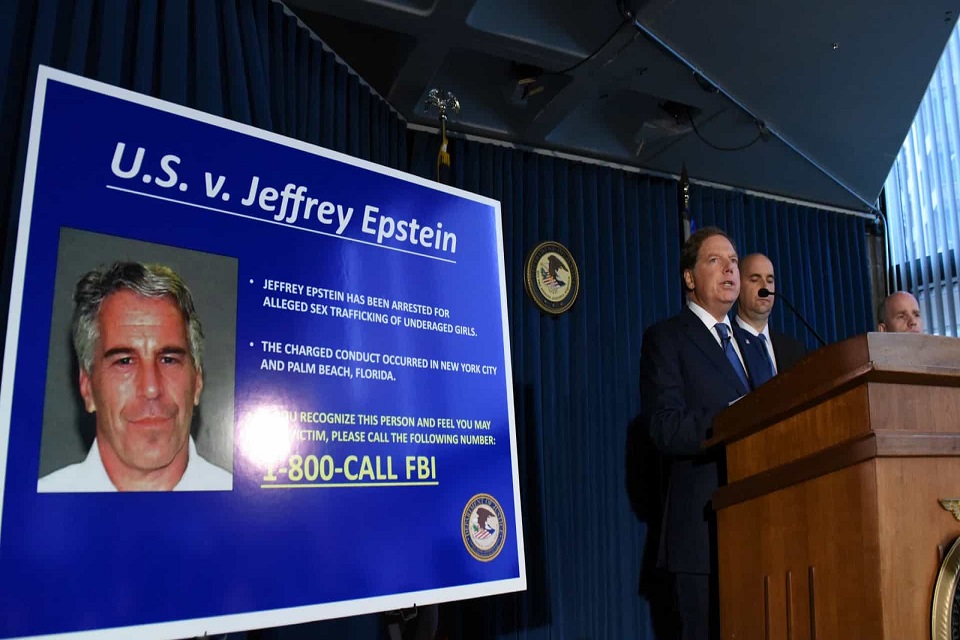 Assessora da Casa Branca diz que Trump não teve contacto com Epstein