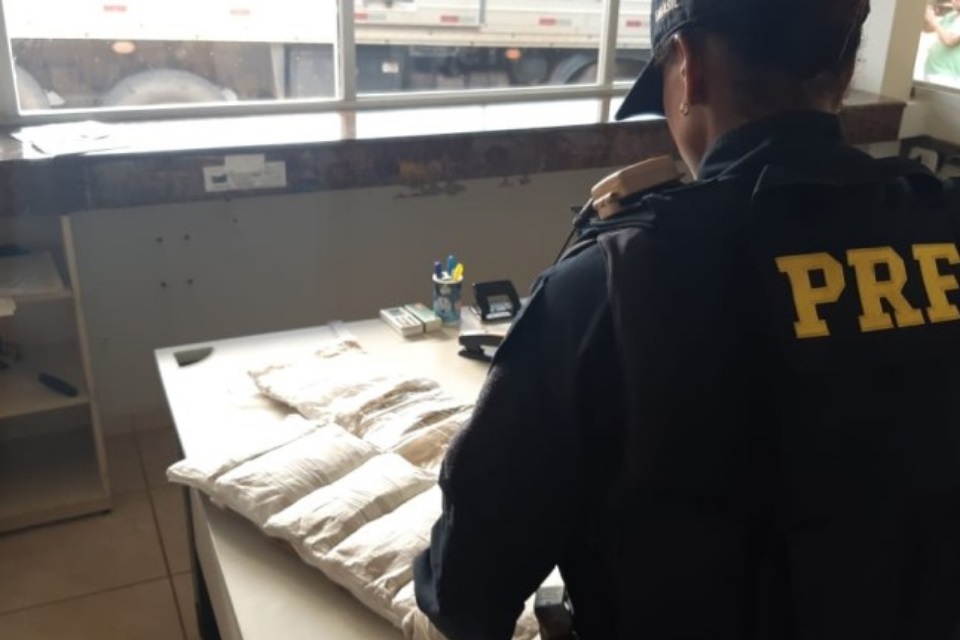 PRF prende duas mulheres com mais de 13 quilos de cocaína em Ji-Paraná