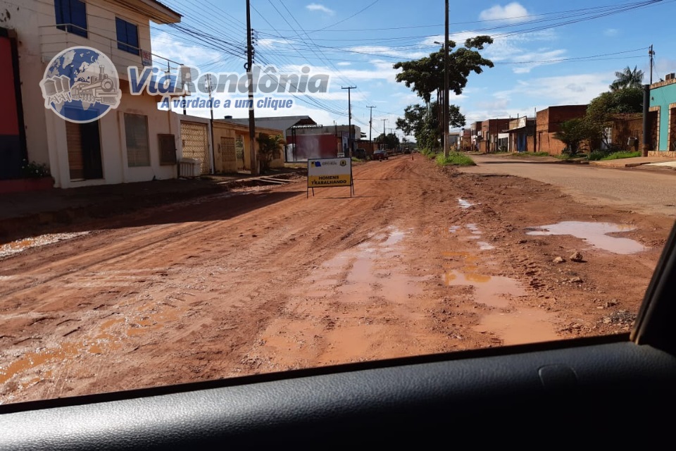 Após morte de idoso, Prefeitura resolve asfaltar trecho da Mamoré.