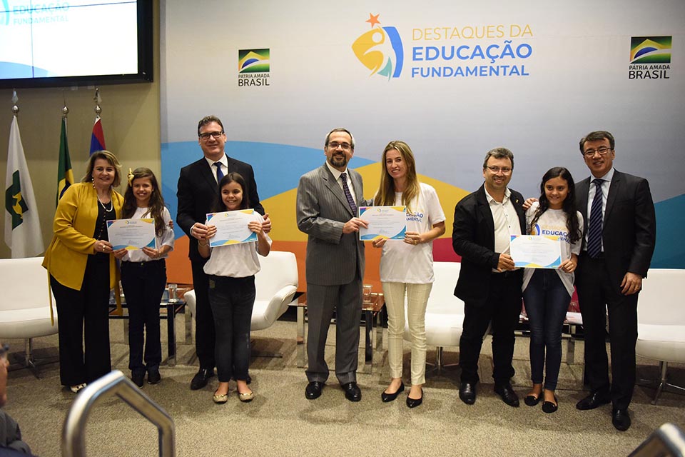 Professora e alunas da Jandinei Cella recebem homenagem em Brasília pelo desempenho na educação