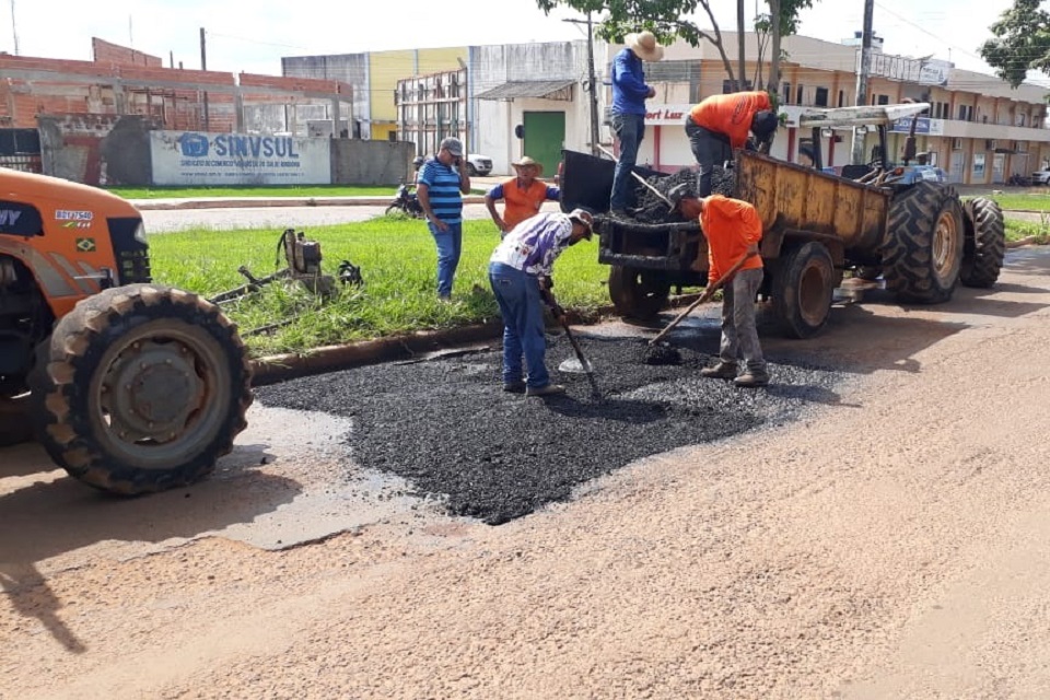 Servidores da Obras realizam operação tapa-buracos em avenidas de Vilhena aproveitando dias de Sol
