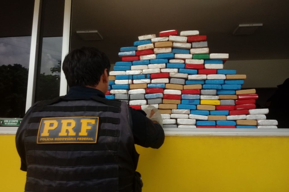 Homem é preso pela PRF transportando mais de 150 quilos de cocaína em Ji-Paraná, RO