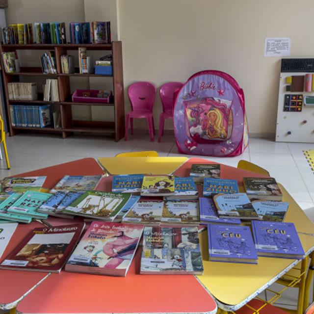 Biblioteca Francisco Meirelles reúne estudantes para celebrar o Dia do Livro Infantil
