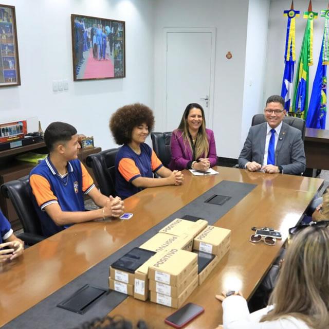 Entrega de tablets fortalece educação em Rondônia: “Recursos digitais acessível a todos”