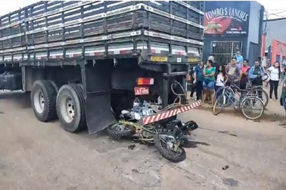 Motociclista é esmagado por caminhão boiadeiro após tentativa de ultrapassagem em Rondônia