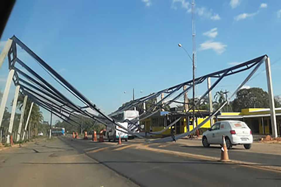 Estrutura metálica do posto da PRF desaba em ônibus na BR-364 em Rondônia