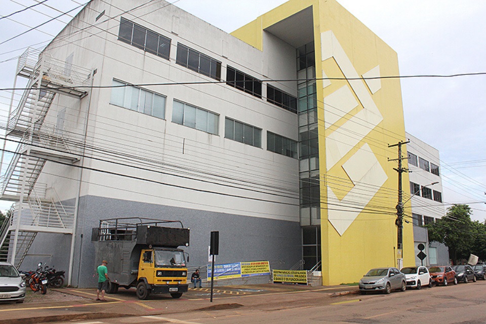 Banco do Brasil bate novo recorde de lucros às custas da saúde dos empregados e da paciência dos clientes