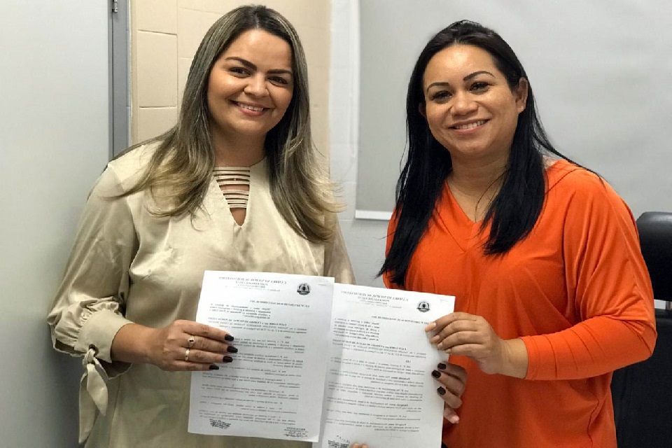 Vereadora AdaDantas realiza fiscalização no Hospital de Base e conversa com gestantes sobreseus direitos