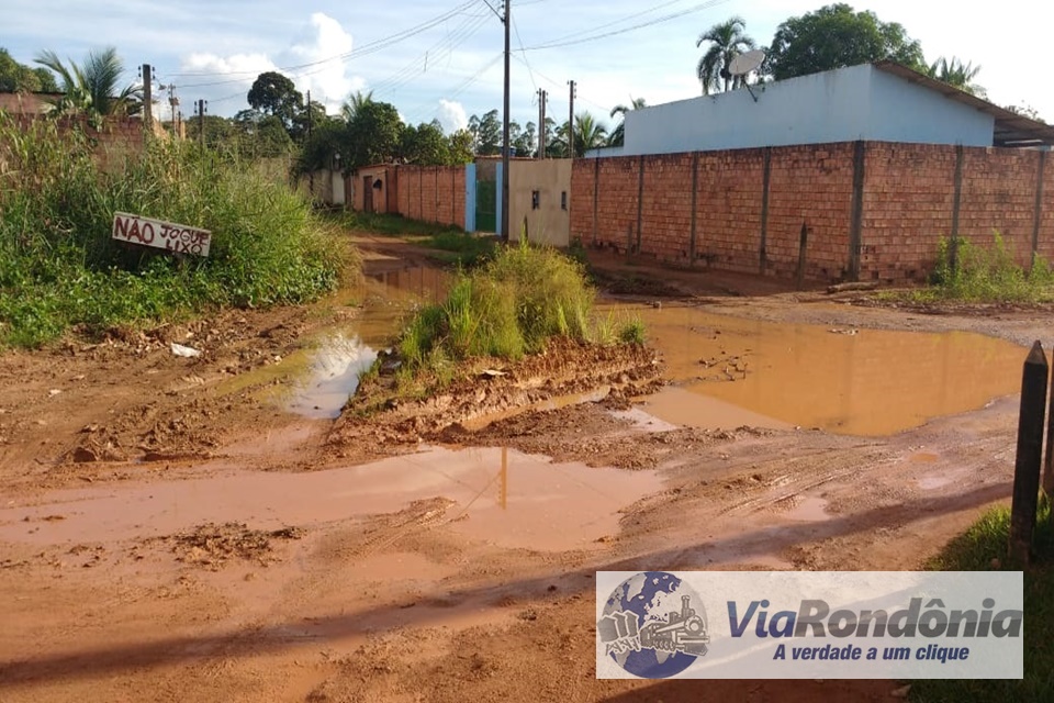 DESCASO: Moradores do Planalto I denunciam  Ruas esburacadas e tomadas por lama