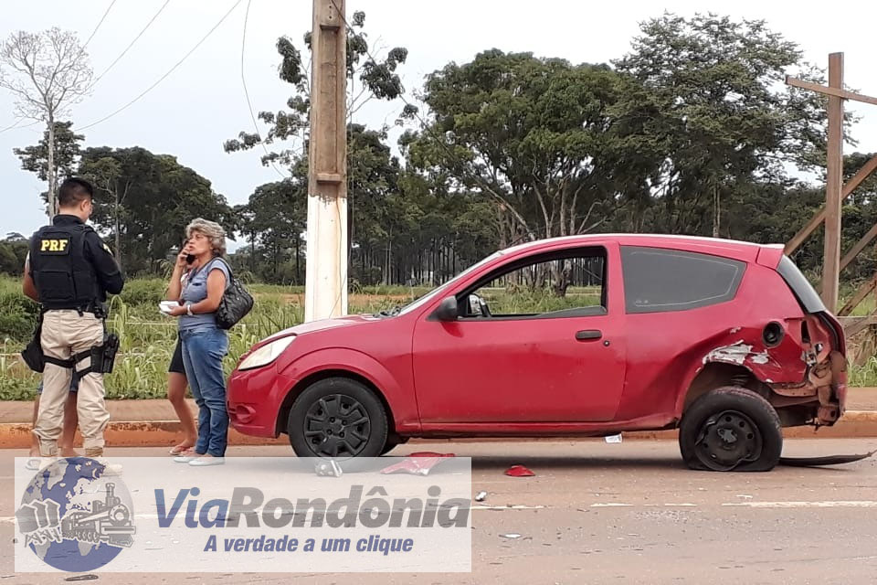 Motorista tomba carro ao bater na traseira de outro na BR 364