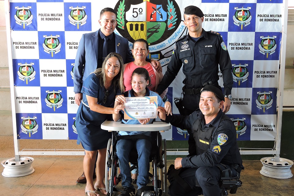 Eyder Brasil participa da entrega de certificados na escola Maria Carmosina