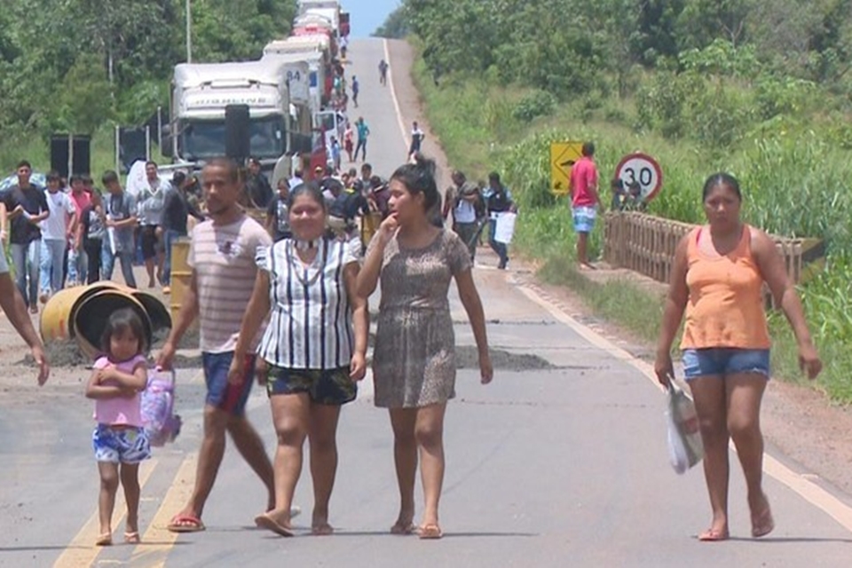 Após acordo com a PRF, índios liberam a BR-364, mas não descartam novo fechamento