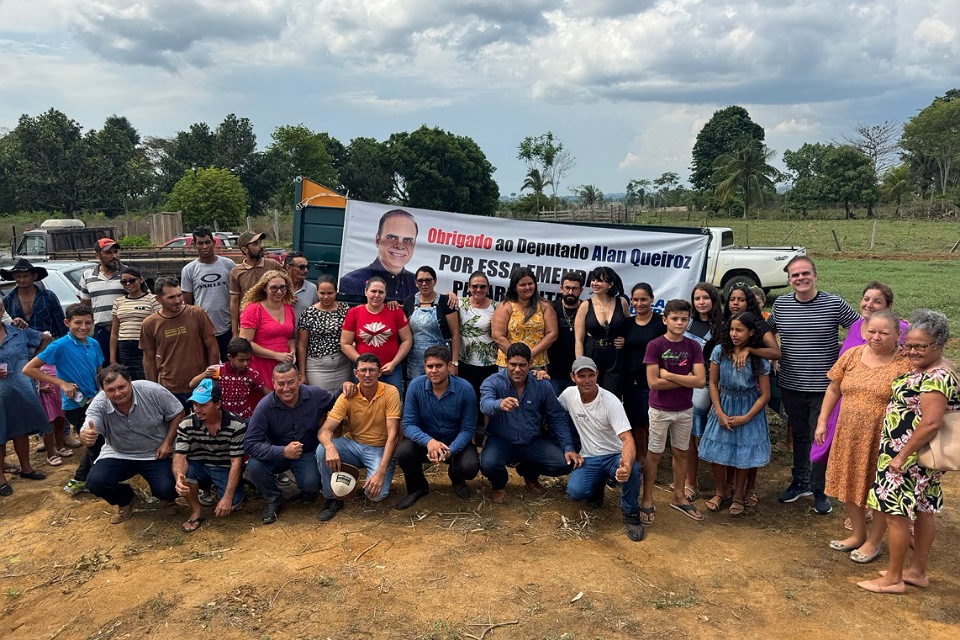 Deputado Alan Queiroz entrega carreta basculante e um subsolador ao município de Machadinho D’Oeste